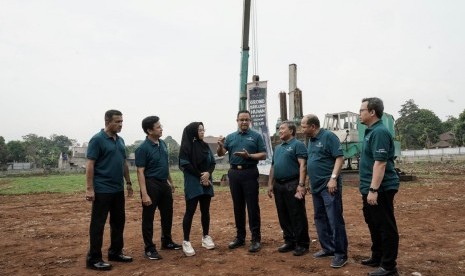 Gubernur DKI Jakarta Anies Rasyid Baswedan meletakkan batu pertama di pembangunan program Rumah DP 0 Rupiah tahap dua di Cilangkap, Jakarta Timur, Kamis (12/12).