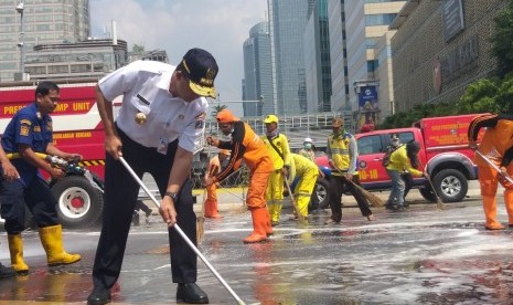 Gubernur DKI Jakarta Anies Rasyid Baswedan memantau pembersihan kawasan Jalan MH Thamrin pascademonstrasi 22 Mei, Kamis (23/5).