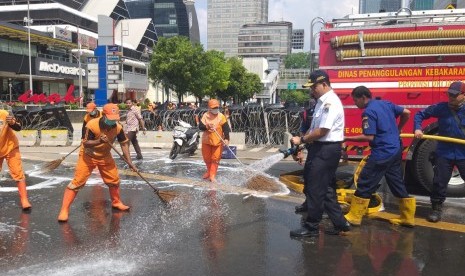 Gubernur DKI Jakarta Anies Rasyid Baswedan memantau pembersihan kawasan Jalan MH Thamrin pascademonstrasi 22 Mei, Kamis (23/5).