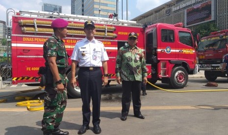 Gubernur DKI Jakarta Anies Rasyid Baswedan memantau pembersihan kawasan Jalan MH Thamrin pascademonstrasi 22 Mei, Kamis (23/5).