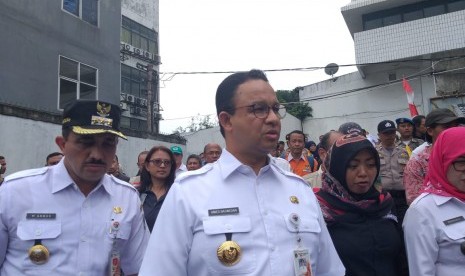 Gubernur DKI Jakarta Anies Rasyid Baswedan memantau pemungutan suara pemilu serentak di Rutan Salemba, Jakarta Pusat, Rabu (17/4). 