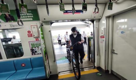 Gubernur DKI Jakarta Anies Rasyid Baswedan membawa sepeda nonlipat ke kereta MRT Jakarta.