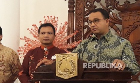 Gubernur DKI Jakarta Anies Rasyid Baswedan memberikan keterangan perihal dana bantuan kepada Pemerintah Kota Bekasi di Balai Kota DKI Jakarta, Ahad (21/10).