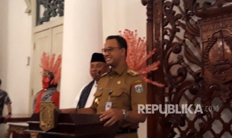 Gubernur DKI Jakarta Anies Rasyid Baswedan memberikan keterangan pers terkait kedatangan Wali Kota Bekasi Rahmat Effendi di Balai Kota DKI Jakarta, Senin (22/10).