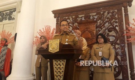 Gubernur DKI Jakarta Anies Rasyid Baswedan memberikan keterangan pers mengenai pengubahan nama pulau-pulau reklamasi di Jakarta Utara, di Balai Kota DKI Jakarta, Senin (26/11).