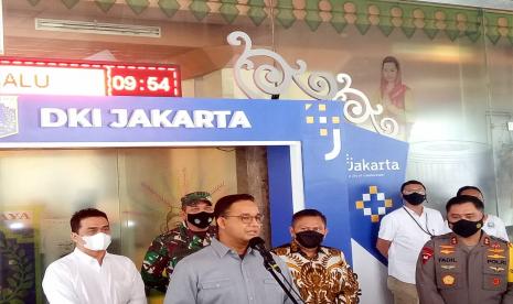 Gubernur DKI Jakarta Anies Rasyid Baswedan memberikan keterangan pers usai melakukan rapat koordinasi untuk mengantisipasi arus balik Lebaran di Balai Kota Jakarta, Jumat (14/5). 