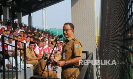 Gubernur DKI Jakarta Anies Rasyid Baswedan memberikan sambutan dalam peresmian Jakarta International Baseball Area (JIBA) di Rawamangun Jakarta Timur, Senin (13/8). 