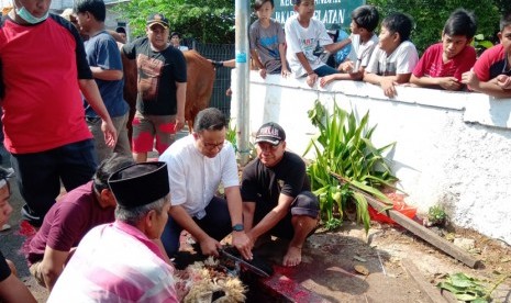 Gubernur DKI Jakarta, Anies Rasyid Baswedan memotong sendiri sapi yang ia kurbankan. Anies melaksanakan kurban di depan Mushola Babul Khoeirot RT 5/4, Cilandak, Jakarta Selatan, Ahad (11/8).