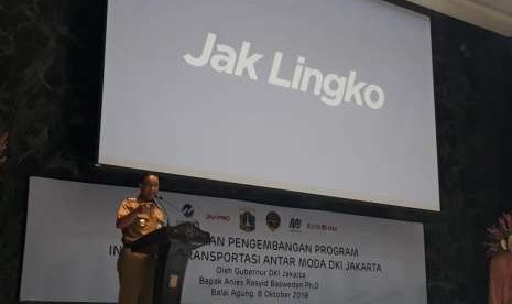  Gubernur DKI Jakarta Anies Rasyid Baswedan memperkenalkan nama baru program transportasi integrasi DKI Jakarta, yaitu 'Jak Lingko' sebagai pengganti nama program Ok-Otrip, di Balai Kota DKI Jakarta, Senin (8/10).