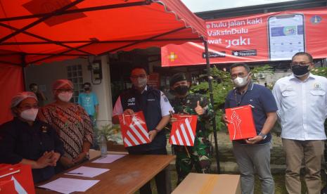 Gubernur DKI Jakarta Anies Rasyid Baswedan mengapresiasi kontribusi Bank DKI terkait kolaborasi penanganan Covid-19, termasuk salah satunya pada program Mobil Vaksin Keliling yang diinisiasi oleh Dinas Kesehatan DKI Jakarta. 