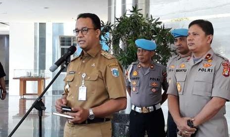 Gubernur DKI Jakarta Anies Rasyid Baswedan menghadiri koordinasi mengenai pengamanan untuk menjaga kondusifitas menjelang Pemilu 2019 mendatang, melalui Video Conference (Vicon) di Polda Metro Jaya, Senin (24/9). Anies juga memberikan keterangan di Gedung Promotor Polda Metro Jaya usai vicon tersebut.