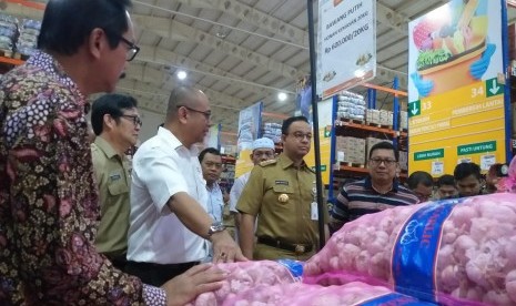 Gubernur DKI Jakarta Anies Rasyid Baswedan menginspeksi kebutuhan pangan selama Ramadhan di Pasar Induk Kramat Jati, Jakarta Timur, Selasa (7/5).