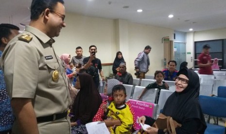 Gubernur DKI Jakarta Anies Rasyid Baswedan menginspeksi pelayanan kesehatan saat Lebaran di Puskesmas Kecamatan Kalideres, Jakarta Barat, Senin (3/6). 