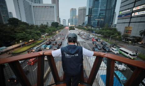 Gubernur DKI Jakarta Anies Rasyid Baswedan meninjau pekerjaan evitalisasi jembatan penyeberangan orang (JPO) Karet. 