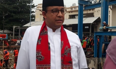 Gubernur DKI Jakarta Anies Rasyid Baswedan meninjau Pintu Air Manggarai, Jakarta Pusat, Jumat (26/4) sore. 