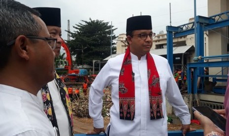 Gubernur DKI Jakarta Anies Rasyid Baswedan meninjau Pintu Air Manggarai, Jakarta Pusat, Jumat (26/4) sore. 