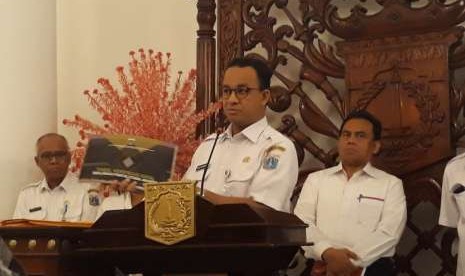 Gubernur DKI Jakarta, Anies Rasyid Baswedan menunjukkan Tabel Verfikasi Pulau-Pulau Reklamasi yang digunakan sebagai rujukan pencabutan izin sebanyak 13 pulau reklamasi di wilayah Jakarta Utara, dalam konferensi pers di Balai Kota DKI Jakarta, Rabu (26/9).