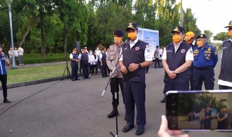 Gubernur DKI Jakarta, Anies Rasyid Baswedan, saat memberikan apresiasi kepada tim pemulasaraan jenazah Covid-19, Rabu (22/9). 