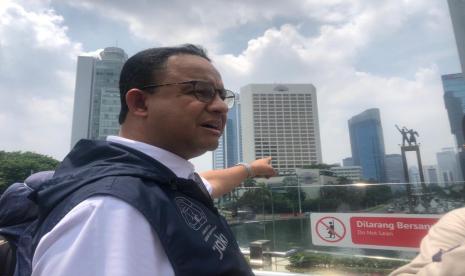 Gubernur DKI Jakarta Anies Rasyid Baswedan saat meninjau anjungan Halte Bundaran HI, Jakarta, Rabu (12/9). 