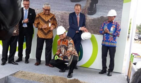 Gubernur DKI Jakarta Anies Rasyid Baswedan secara simbolis melakukan peletakan batu pertama atau ground breaking pembangunan fasilitas pengelolaan sampah terpadu Intermediate Treatment Facility (ITF) di Sunter, Jakarta Utara, Kamis (20/12).