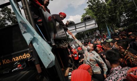 Gubernur DKI Jakarta, Anies Rasyid Baswedan temui kalangan buruh yang menggelar aksi di depan Balai Kota DKI, Jalan Medan Merdeka Selatan, Jakarta Pusat. Anies baru-baru ini merevisi kenaikan UMP DKI Jakarta dari sebelumnya sebesar 0,85 persen atau penambahan Rp 38 ribu menjadi 5,1 persen dengan kenaikan Rp 225 ribu. 