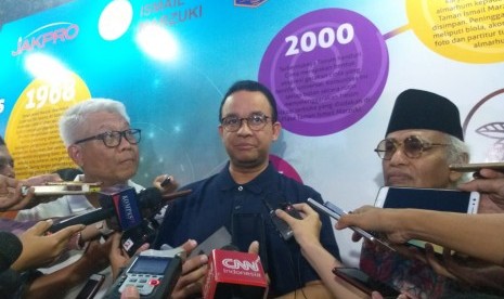 Gubernur DKI Jakarta Anies Rasyid Baswedan (tengah) bersama budayawan Salim Said (kanan) dan Direktur Utama PT Jakarta Propertindo di kawasan TIM, Jakarta Pusat, Rabu (3/7). 