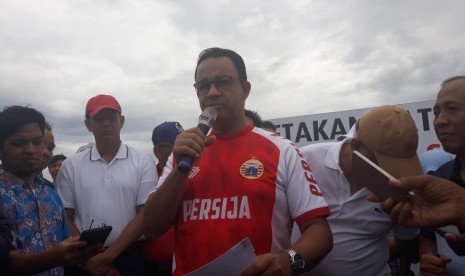 Gubernur DKI Jakarta, Anies Rasyid Baswedan usai melakukan peletakan batu pertama pembangunan jalur jalan sehat dan sepeda santai Pantai Kita dan Maju, Kecamatan Penjaringan, Jakarta Utara, Ahad (23/12). 