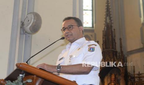 Gubernur DKI Jakarta, Anies Baswedan. Gubernur DKI Anies Baswedan segera mendistribusikan 20 juta masker kepada masyarakat di provinsi setempat dalam rangka pencegahan COVID-19.