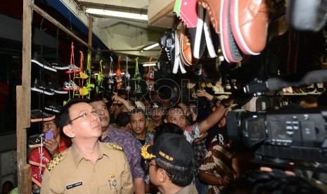 Gubernur DKI Jakarta Basuki T Purnama meninjau pedagang Pasar Tanah Abang Blok G, Jakarta Pusat, Rabu (15/4).(Republika/Raisan Al Farisi).