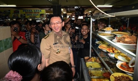 Gubernur DKI Jakarta Basuki T Purnama meninjau pedagang Pasar Tanah Abang Blok G, Jakarta Pusat, Rabu (15/4).(Republika/Raisan Al Farisi).