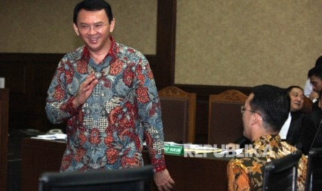   Gubernur DKI Jakarta Basuki Tjahaja Purnama (Ahok) bersama stafnya Sunny Tanuwidjaja menjalani sidang sebagai saksi kasus suap raperda reklamasi atas terdakwa mantan anggota DPRD DKI Mohamad Sanusi di Pengadilan Tipikor, Jakarta, Senin (5/9).