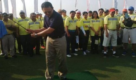 Gubernur DKI Jakarta Basuki Tjahaja Purnama alias Ahok bermain golf.