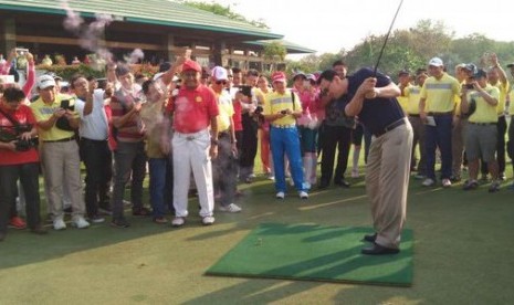 Gubernur DKI Jakarta Basuki Tjahaja Purnama alias Ahok memegang stik golf.