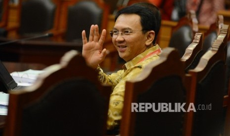  Gubernur DKI Jakarta Basuki Tjahaja Purnama atau Ahok melambaikan tangan ke arah wartawan saat mengikuti sidang perdana di Gedung Mahkamah Konstitusi (MK), Jakarta, Senin (22/8). (Republika/Raisan Al Farisi)