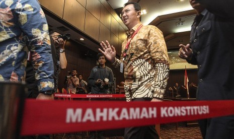 Gubernur DKI Jakarta Basuki Tjahaja Purnama atau Ahok berjalan usai mengikuti sidang perdana di Gedung Mahkamah Konstitusi (MK), Jakarta, Senin (22/8).