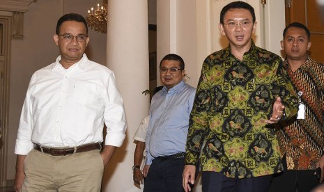 Gubernur DKI Jakarta Basuki Tjahaja Purnama atau Ahok dan calon Gubernur DKI Jakarta Anies Baswedan berjalan bersama usai melakukan pertemuan di Balai Kota, Jakarta, Kamis (20/4/2017).