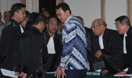 Gubernur DKI Jakarta Basuki Tjahaja Purnama atau Ahok (ketiga kanan) selaku terpidana kasus penistaan agama berbincang dengan kuasa hukumnya usai menjalani sidang putusan, Selasa (9/5).