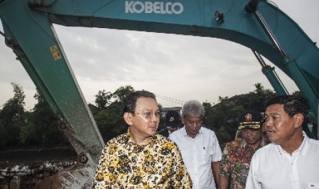 Gubernur DKI Jakarta Basuki Tjahaja Purnama atau Ahok (kiri).