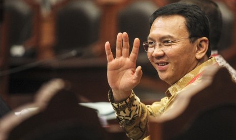 Gubernur DKI Jakarta Basuki Tjahaja Purnama atau Ahok melambaikan tangan kearah wartawan saat akan mengikuti sidang perdana di Gedung Mahkamah Konstitusi (MK), Jakarta, Senin (22/8).