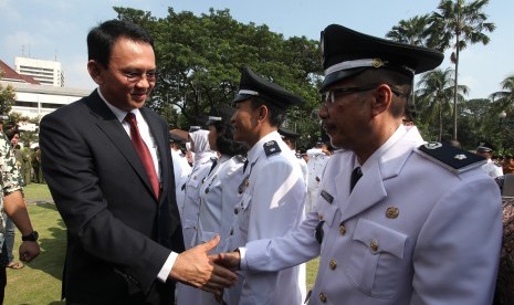 Gubernur DKI Jakarta Basuki Tjahaja Purnama atau Ahok memberikan selamat kepada pejabat yang usai dilantik untuk menjabat Administrasi di halaman kantor Balaikota Jakarta, Senin (18/5).