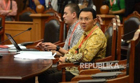 Gubernur DKI Jakarta Basuki Tjahaja Purnama atau Ahok mengikuti sidang perdana di Gedung Mahkamah Konstitusi (MK), Jakarta, Senin (22/8).  (Republika/Raisan Al Farisi)