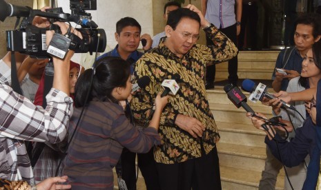 Gubernur DKI Jakarta Basuki Tjahaja Purnama atau Ahok meninggalkan gedung Bareskrim Mabes Polri usai menjalani pemeriksaan di Jakarta, Selasa (21/6).