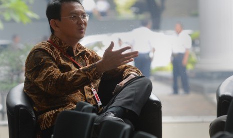 Gubernur DKI Jakarta Basuki Tjahaja Purnama berada di ruang tunggu sebelum menjalani pemeriksaan di Gedung KPK, Jakarta, Selasa (12/4). 