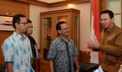 Gubernur DKI Jakarta Basuki Tjahaja Purnama (kanan),  Ketua Ikapi DKI Jakarta Afrizal Sinaro  (kedua dari kanan) dan Panitia Jakbook 2015