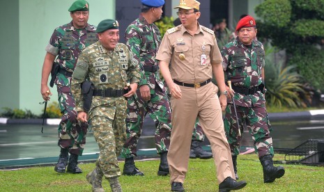 Gubernur DKI Jakarta Basuki Tjahaja Purnama (kedua kanan),  Pangkostrad Letjen TNI Edy Rahmayadi (kedua kiri), Pangdam Jaya  Mayjen TNI Teddy Lhaksmana (kiri), Danjen Kopassus Mayjen TNI Muhammad  Herindra (kanan) dan Danlanud Halim Perdanakusuma Marsma TN