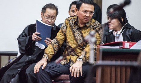 Gubernur DKI Jakarta Basuki Tjahaja Purnama (kedua kiri) berbincang dengan kuasa hukumnya saat sidang lanjutan kasus dugaan penistaan agama di auditorium Kementerian Pertanian, Jakarta, Selasa (21/12). 