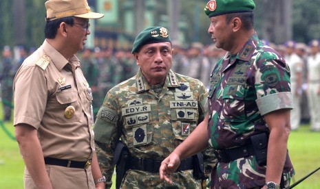 Gubernur DKI Jakarta Basuki Tjahaja Purnama (kiri) berbincang  dengan Pangkostrad Letjen TNI Edy Rahmayadi (tengah) dan Pangdam  Jaya Mayjen TNI Teddy Lhaksmana (kanan) usai mengikuti Upacara Gabungan  TNI, Polri, dan aparat Pemprov DKI Jakarta di Markas K