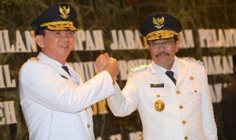 Gubernur DKI Jakarta Basuki Tjahaja Purnama (kiri) berjabat tangan dengan Wakil Gubernur DKI Jakarta terpilih Djarot Saiful Hidayat.