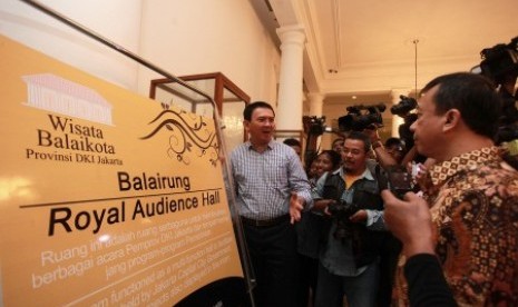 Gubernur DKI Jakarta Basuki Tjahaja Purnama (kiri) menjelaskan salah satu ruangan usai meresmikan wisata Balaikota di gedung Balaikota, Jakarta, Sabtu (12/9).