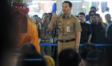 Gubernur DKI Jakarta Basuki Tjahaja Purnama memberikan sambutannya saat meresmikan pembukaan Gerai Layanan Terpadu di Pasar Tanah Abang, Jakarta Pusat, Selasa (1/9).